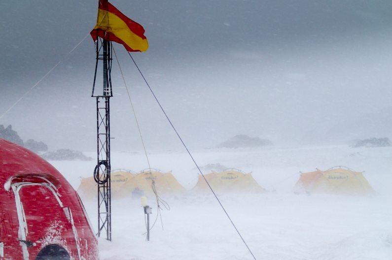 Viajar a la Antártida. Imagen de una base española
