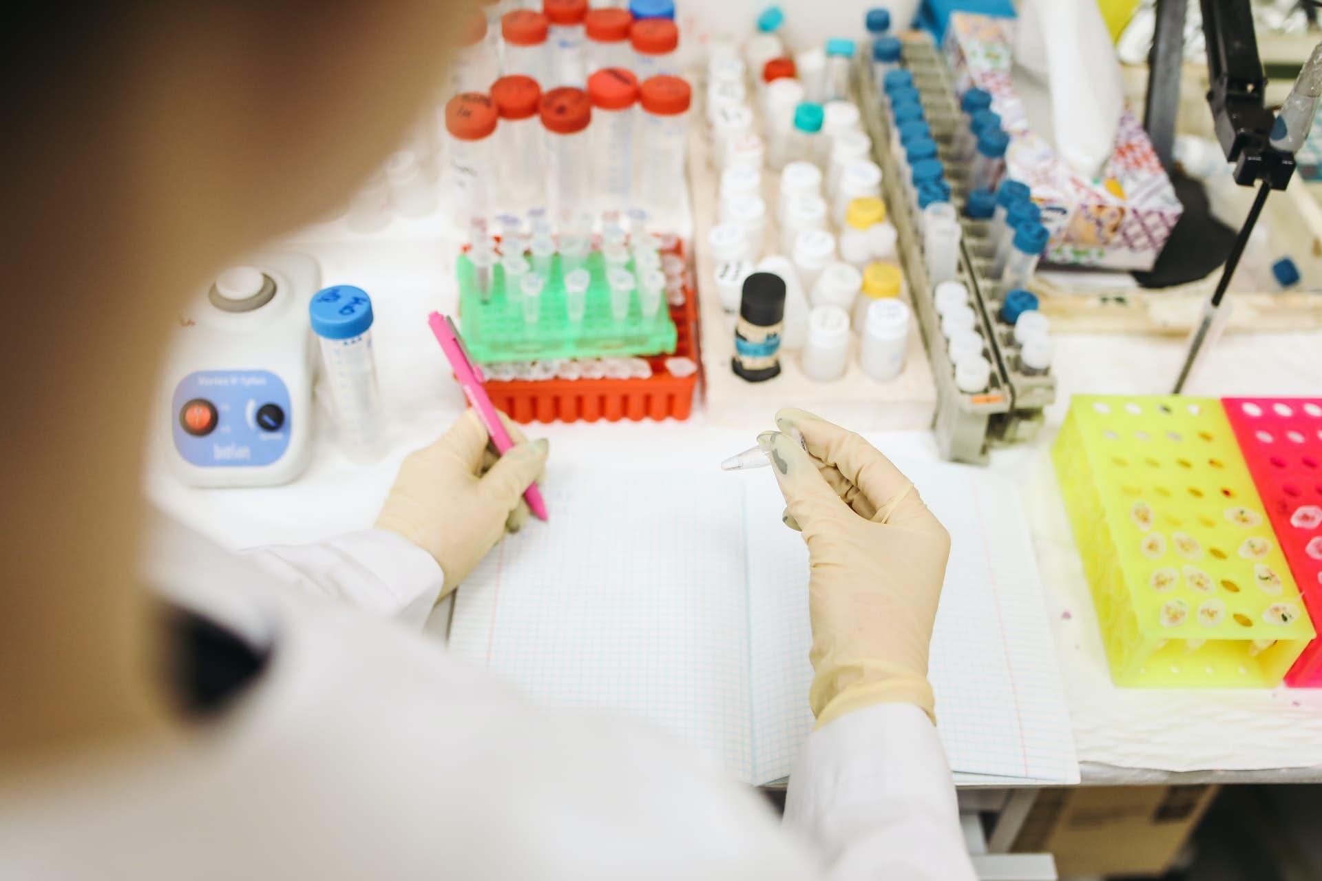 Imagen recurso de una investigadora en el laboratorio
