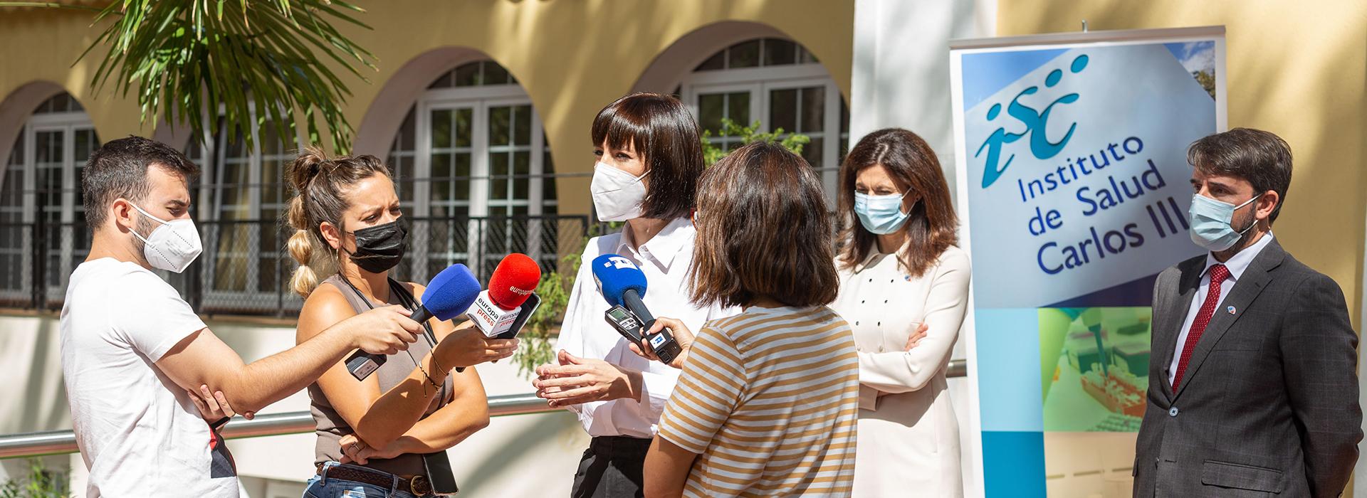 Imagen de la ministra concediendo entrevistas a los medios