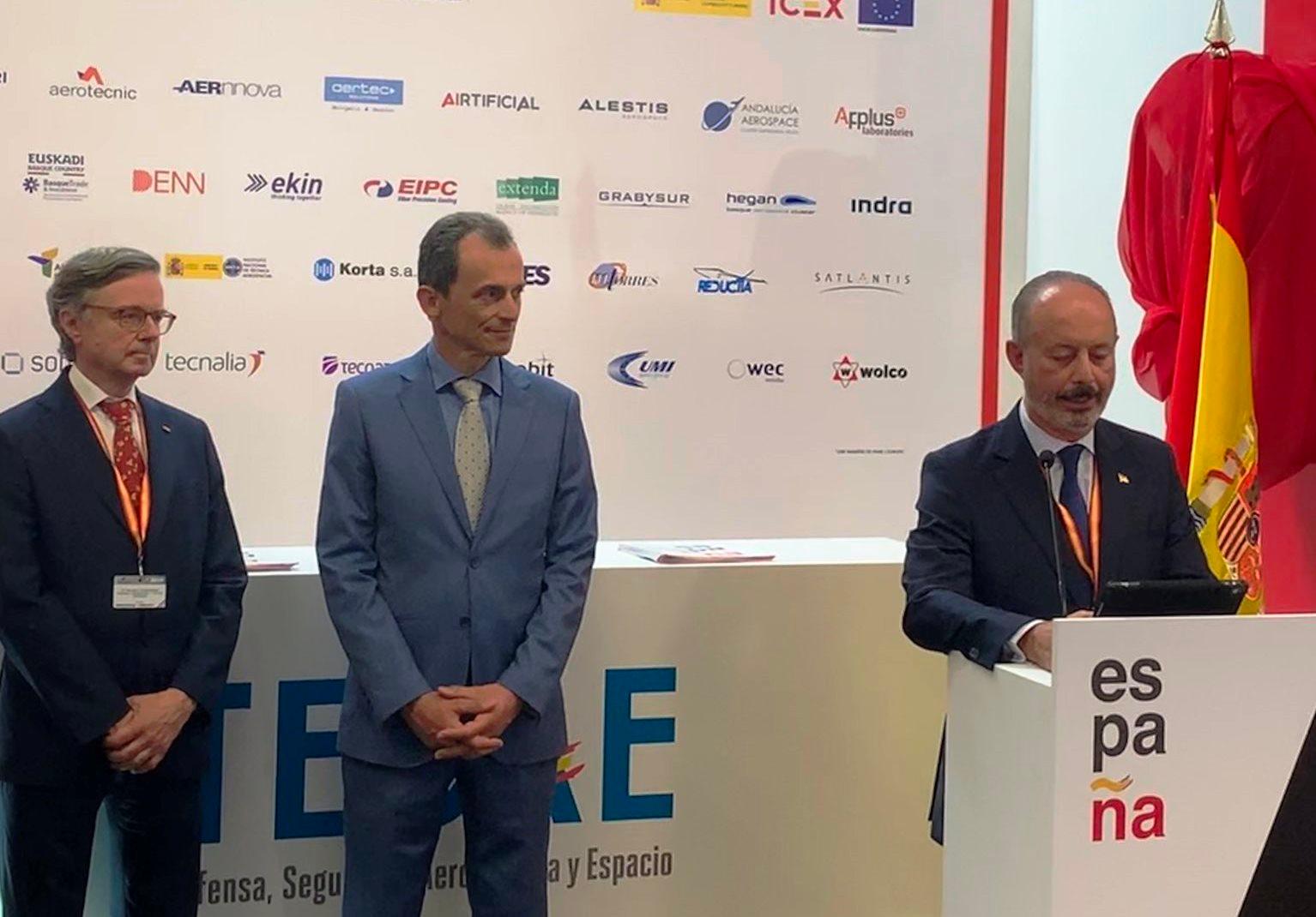 El ministro en el pabellón de España en el Paris Air Show en Le Bourget El ministro en el pabellón de España en el Paris Air Show en Le Bourget