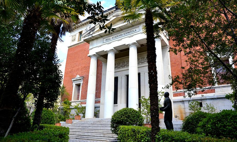 Fachada de la Real Academia Española (RAE)
