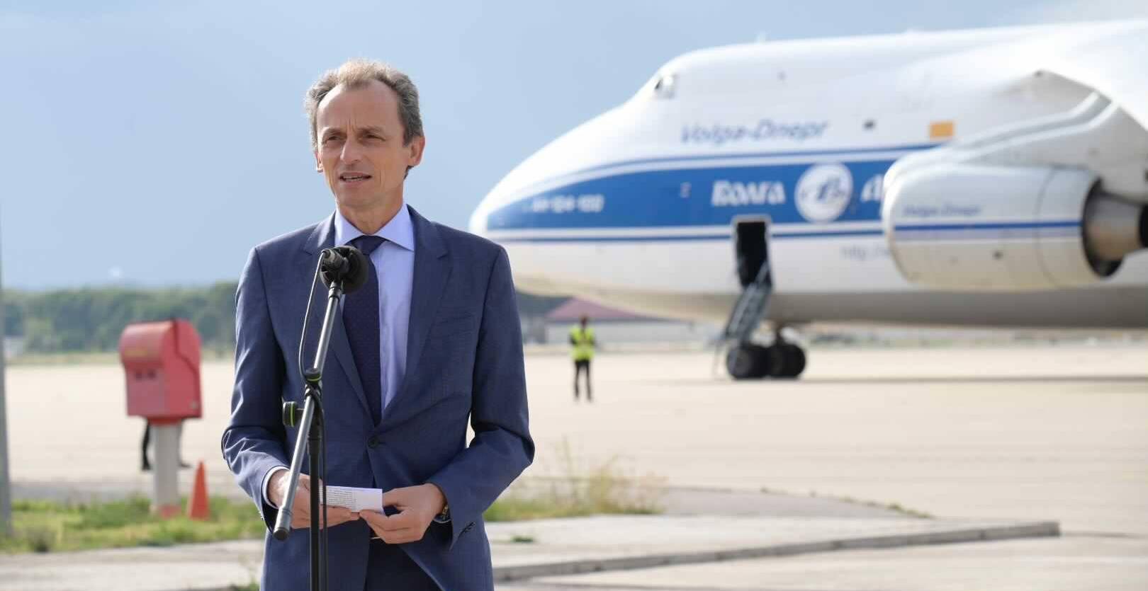 El ministro Pedro Duque asiste a la salida del satélite Ingenio hacia su centro de lanzamiento, en Kouru