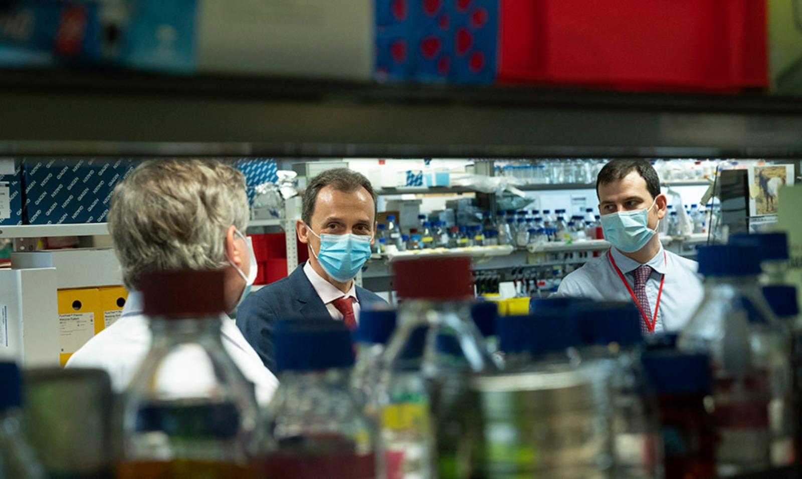 El ministro de Ciencia e Innovación visita el CNIC y el CNIO