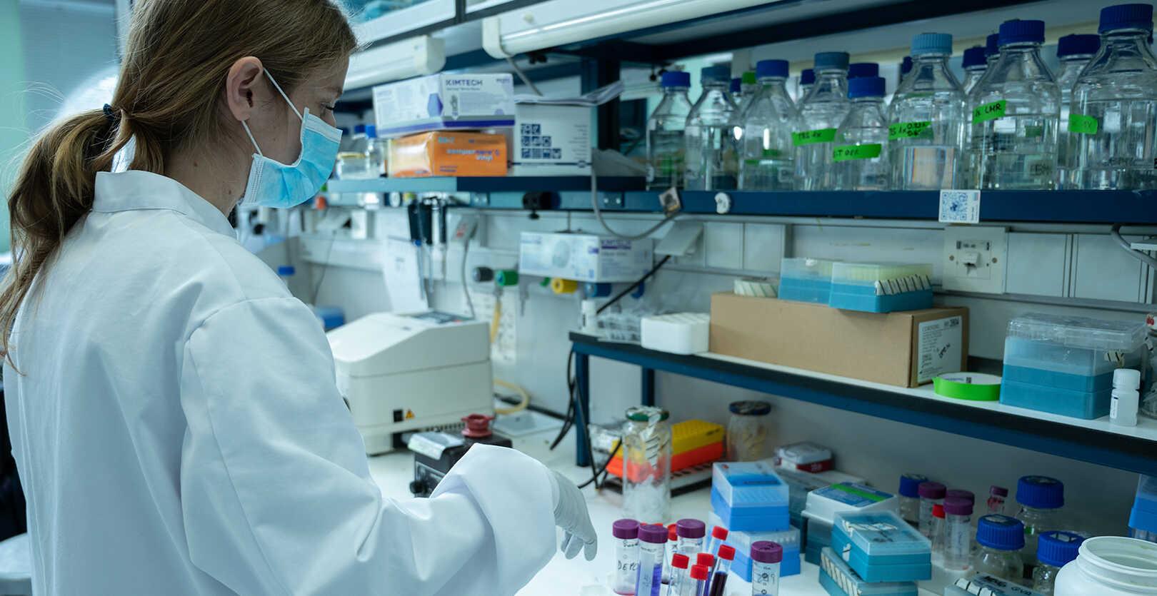Imagen recurso de una Investigadora en el laboratorio