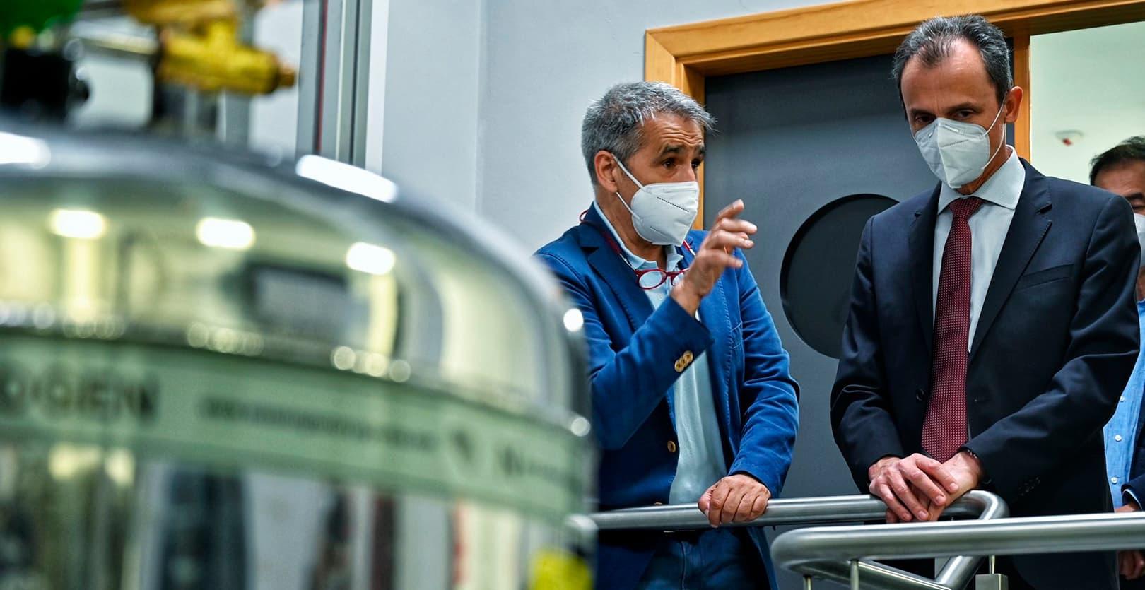 Imagen del ministro en la inauguración del criomicroscopio del CSIC