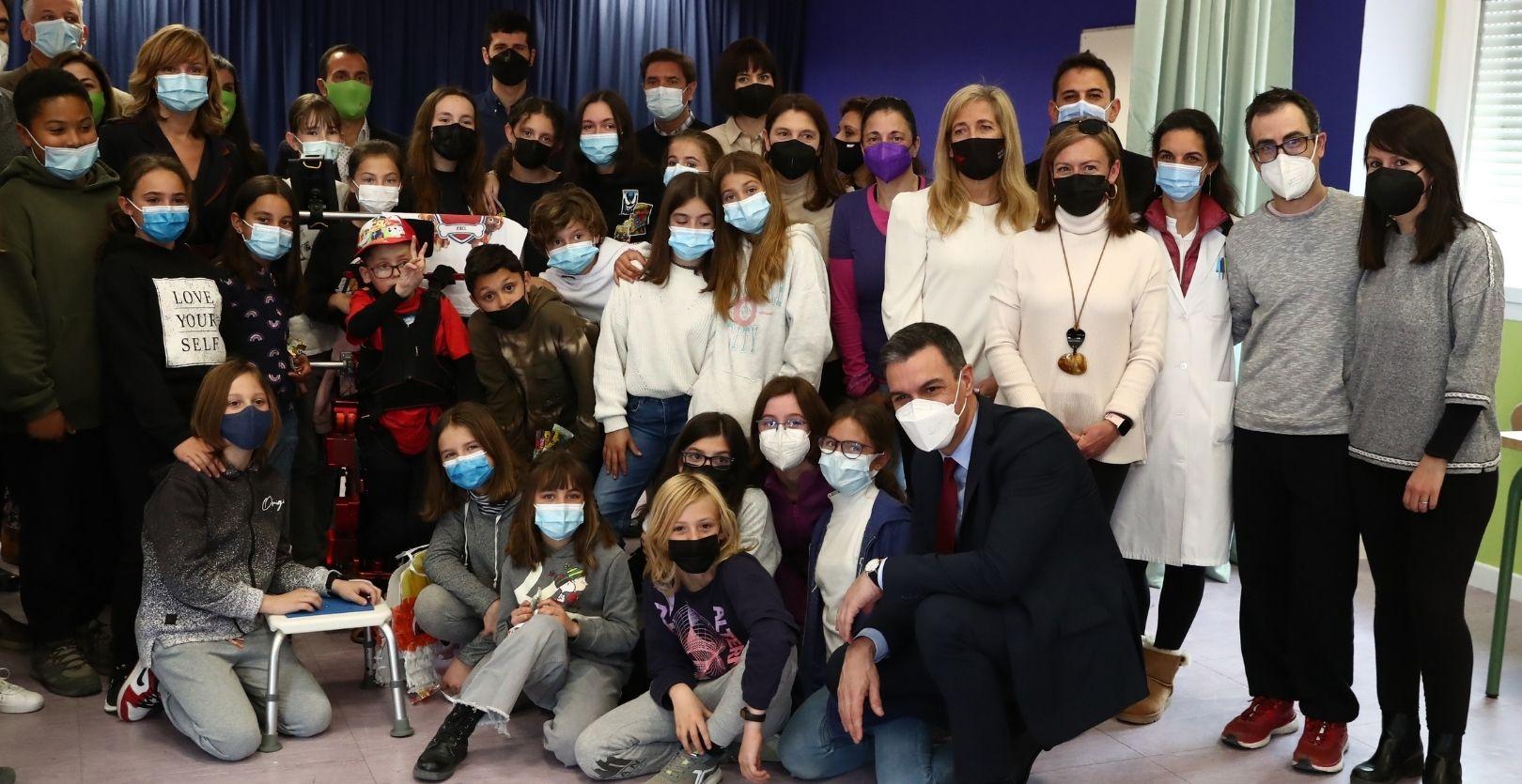 Pedro Sánchez asiste a la presentación del primer exoesqueleto infantil del mundo, en un colegio de Torrelodones Pedro Sánchez asiste a la presentación del primer exoesqueleto infantil del mundo, en un colegio de Torrelodones