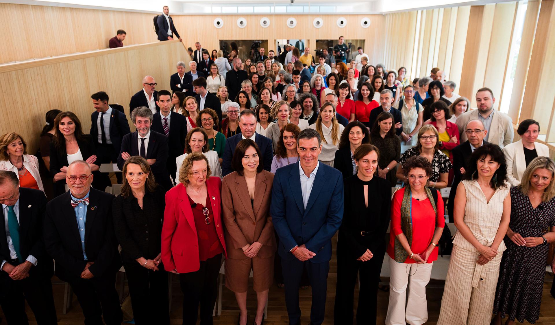 Pedro Sánchez anuncia que el Gobierno triplicará la inversión en I+D específica para la salud de las mujeres, alcanzando los 18M€ al año