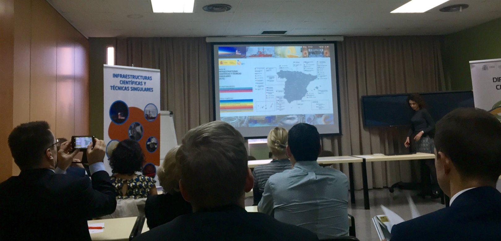 La Subdirectora General Adjunta de Grandes Instalaciones Científico-Técnicas presentando el Mapa de ICTS