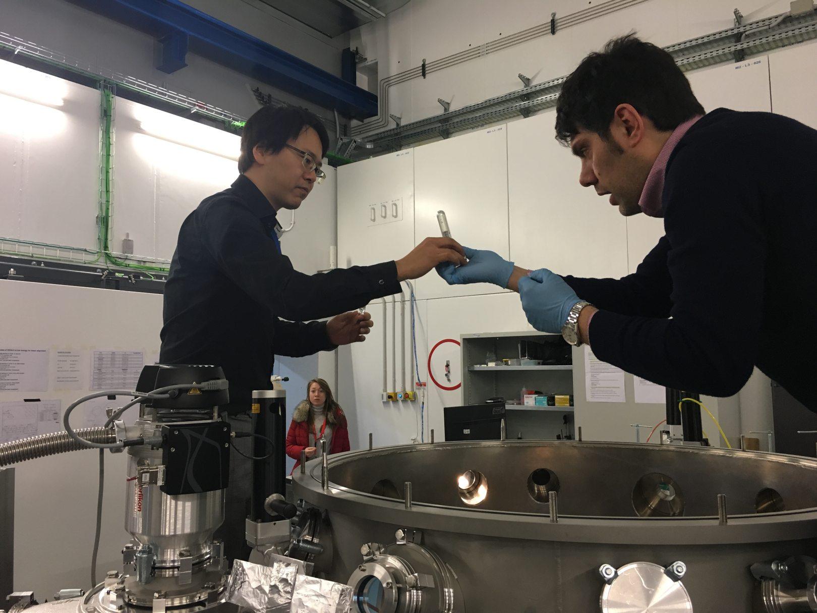 El Dr. Arikawa y el jefe del Área científica del CLPU retirando los detectores de la cámara de experimentación @