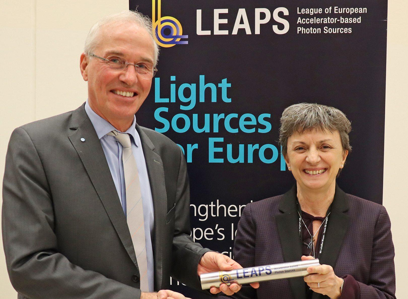 Caterina Biscari, directora del sincrotrón ALBA, con Helmut Dosch, anterior presidente de LEAPS Caterina Biscari, directora del sincrotrón ALBA, con Helmut Dosch, anterior presidente de LEAPS