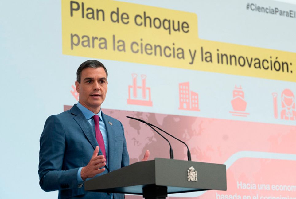 Imagen del presidente del Gobierno, Pedro Sánchez, presentando el Plan de choque por la Ciencia y la Innovación
