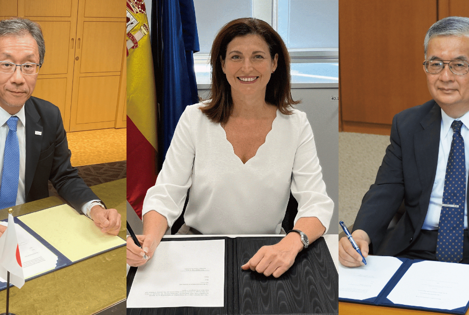 El presidente de UTokyo, Teruo Fujii (izquierda), la Secretaria General de Investigación de MCIN, Raquel Yotti (centro), y el director general de KEK, Masanori Yamauchi (derecha), firman el MoU.