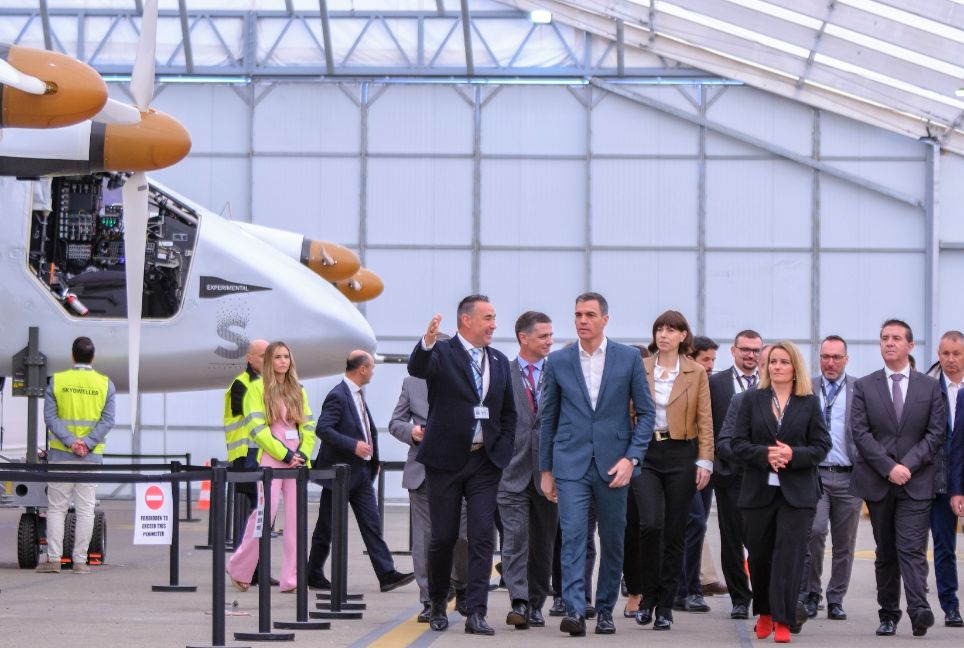 Pedro Sánchez y Diana Morant visitan las instalaciones de la empresa Skydweller